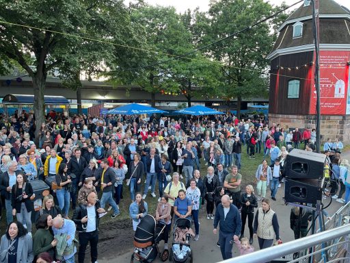 Ein historischer Kran + viele Zuschauer in Saarbrücken - die Moderation von mir..... 