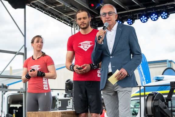 Moderator Matthias Falk + ein sportliches Thema auf großer Bühne...